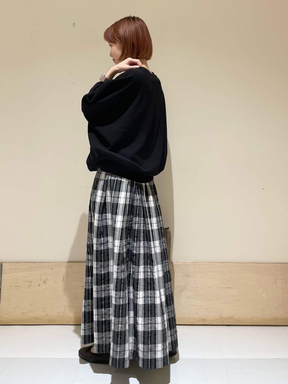 ブラック系のTシャツ/カットソー、ブラック系のスカート、グレー系のトートバッグを着用したレディースの春コーディネートの7枚目の写真