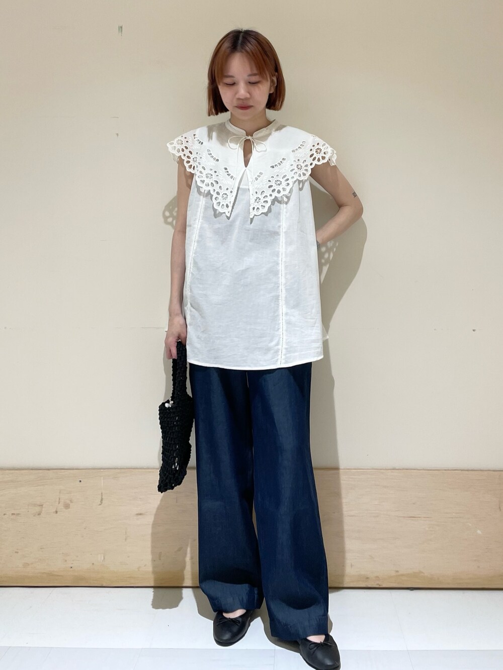 ホワイト系のシャツ/ブラウス、ブルー系のその他パンツ、ブラック系のハンドバッグを着用したレディースの春コーディネートの2枚目の写真