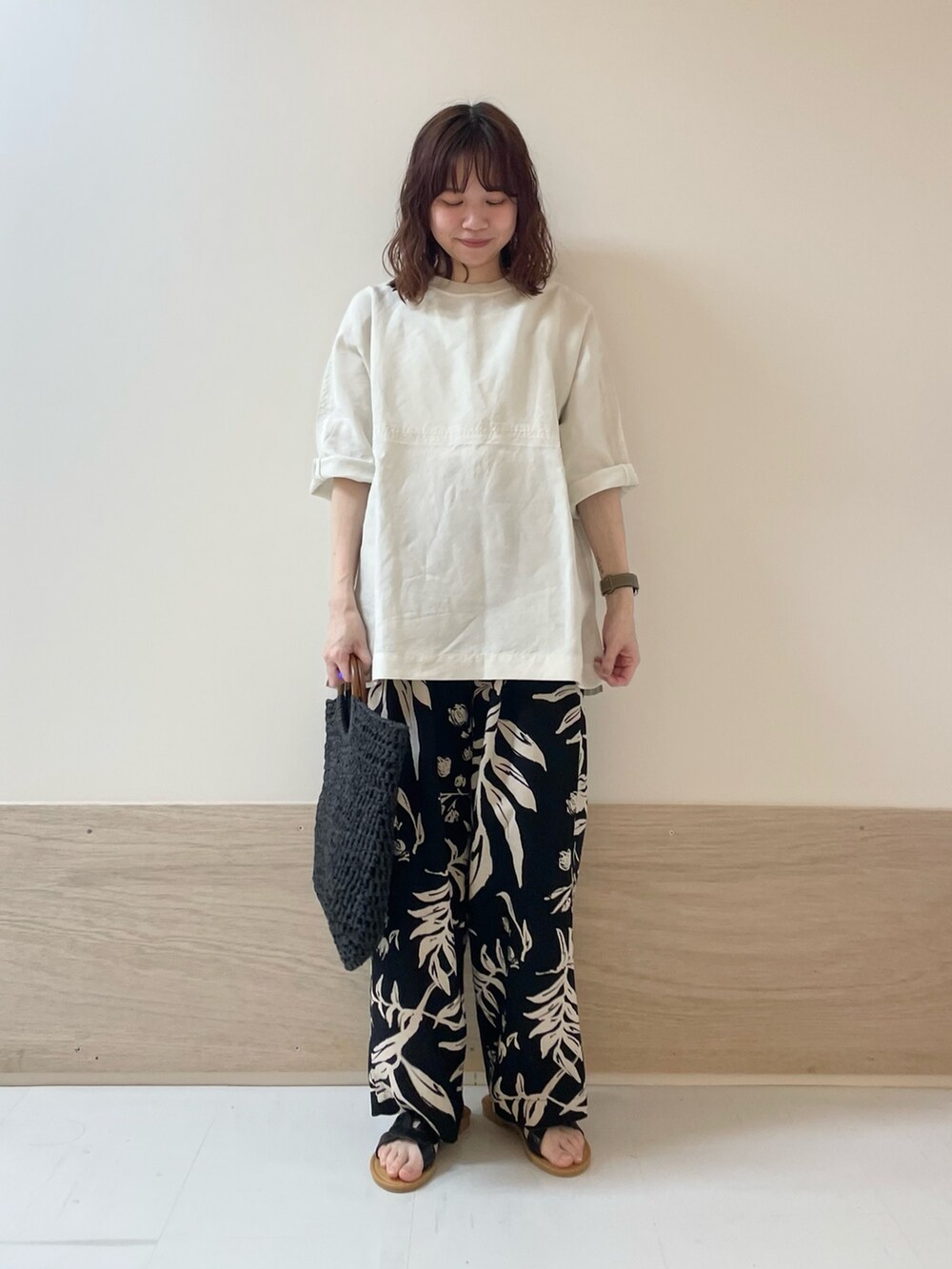 「URBAN RESEARCH DOORS、URBAN RESEARCH DOORS WOMENS、アーバンリサーチドアーズ、fork&spoon、モノトーンコーデ、柄パンツ、リネンパンツ、イージーパンツ、シンプルコーデ、春夏コーデ、低身長コーデ、お出かけコーデ、休日スタイル、きれいめカジュアル、骨格ストレート」｜「FORK&SPOONのFORK&SPOON　リネン混ショートスリーブプルオーバー（Tシャツ/カットソー、ホワイト系）」を使った、ホンダ マユさん（レディース・152cm）の春コーディネートの3枚目の写真