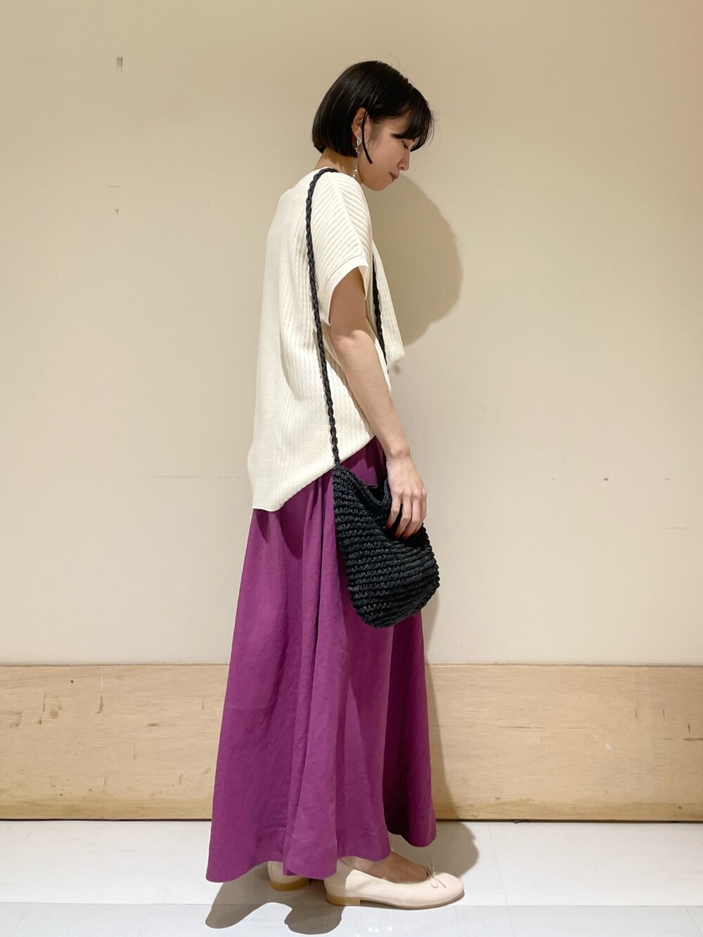 ブラック系のショルダーバッグ、ピンク系のバレエシューズ、ホワイト系のニット/セーターを着用したレディースの夏コーディネートの4枚目の写真