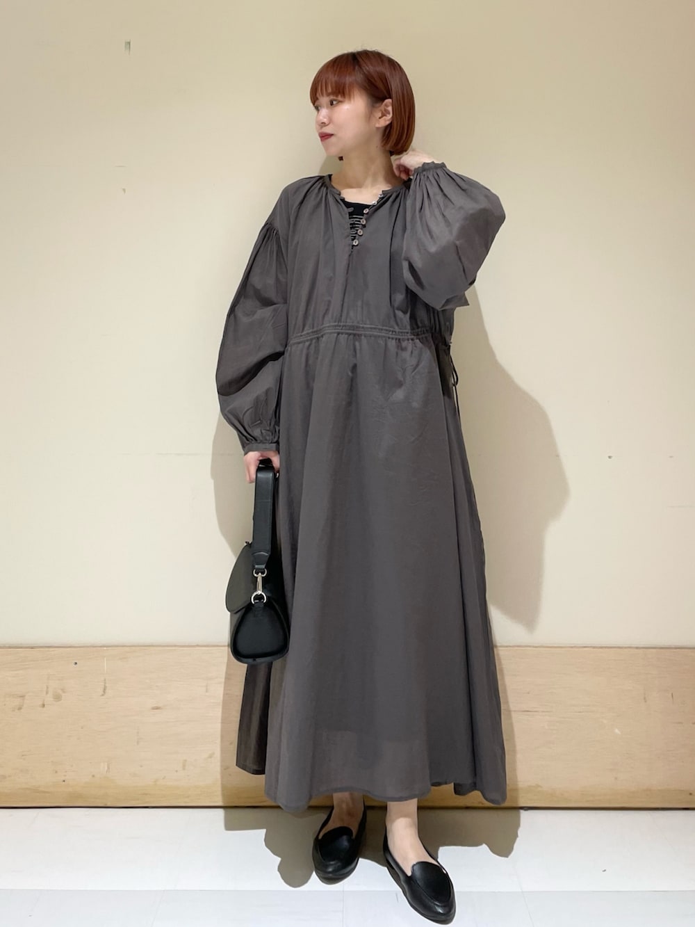 「URBAN RESEARCH DOORS、URBAN RESEARCH DOORS WOMENS、アーバンリサーチドアーズ、ワンピース、シンプルコーデ、シンプル、モノトーン、ビッグシルエット、休日スタイル、ボーダー、キレイめカジュアル、初夏コーデ、春夏コーデ、低身長、低身長コーデ」｜「FORK&SPOONのFORK&SPOON　丸胴タンクトップ（タンクトップ、ホワイト系）」を使った、ホンダ マユさん（レディース・152cm）の春コーディネートの2枚目の写真