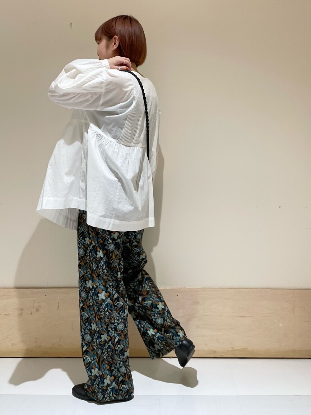 ホワイト系のTシャツ/カットソー、ブラック系のショルダーバッグ、ブルー系のその他パンツを着用したレディースの春コーディネートの6枚目の写真