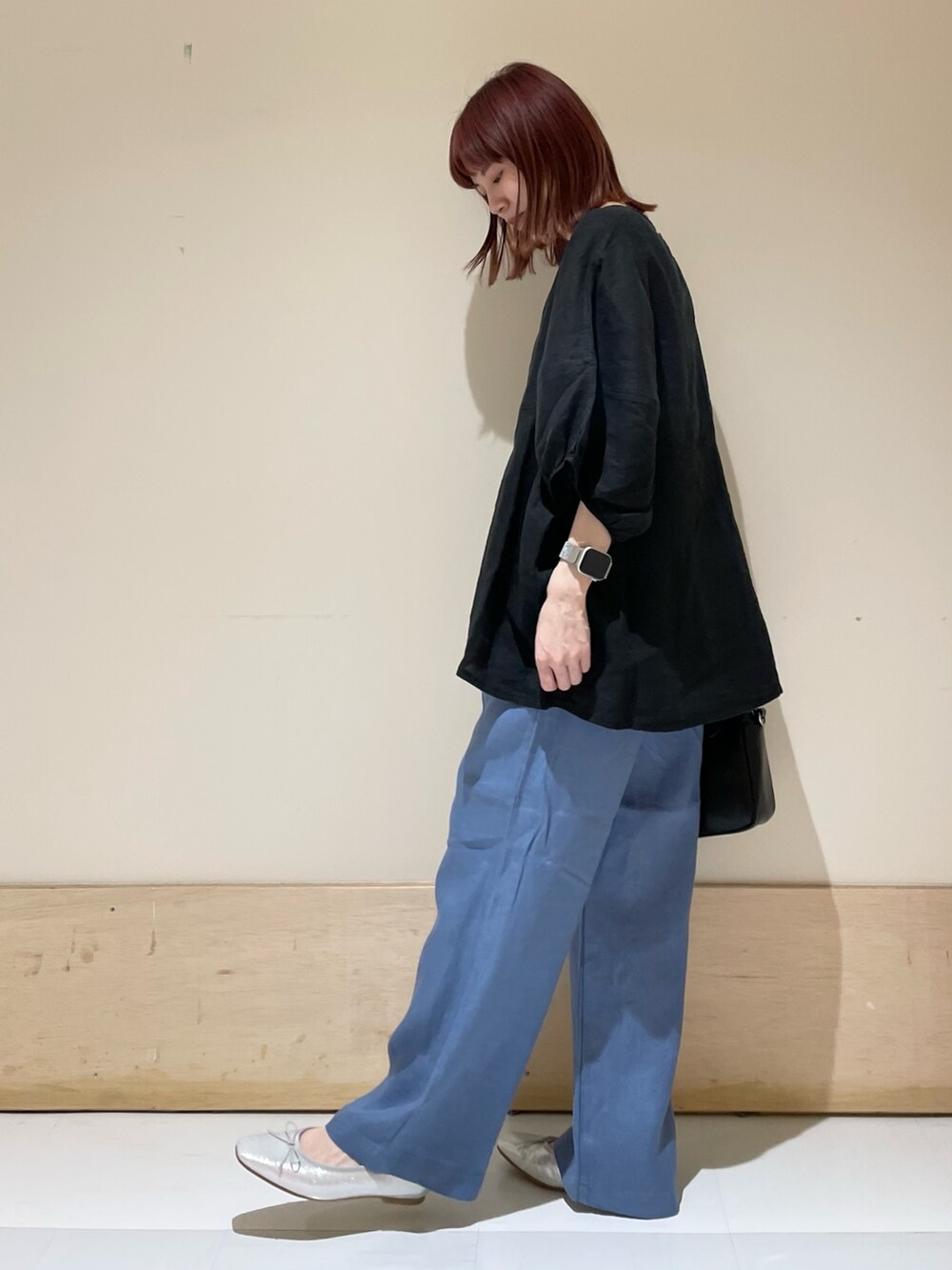 ブルー系のその他パンツ、ブラック系のシャツ/ブラウス、シルバー系のバレエシューズを着用したレディースの春コーディネートの4枚目の写真
