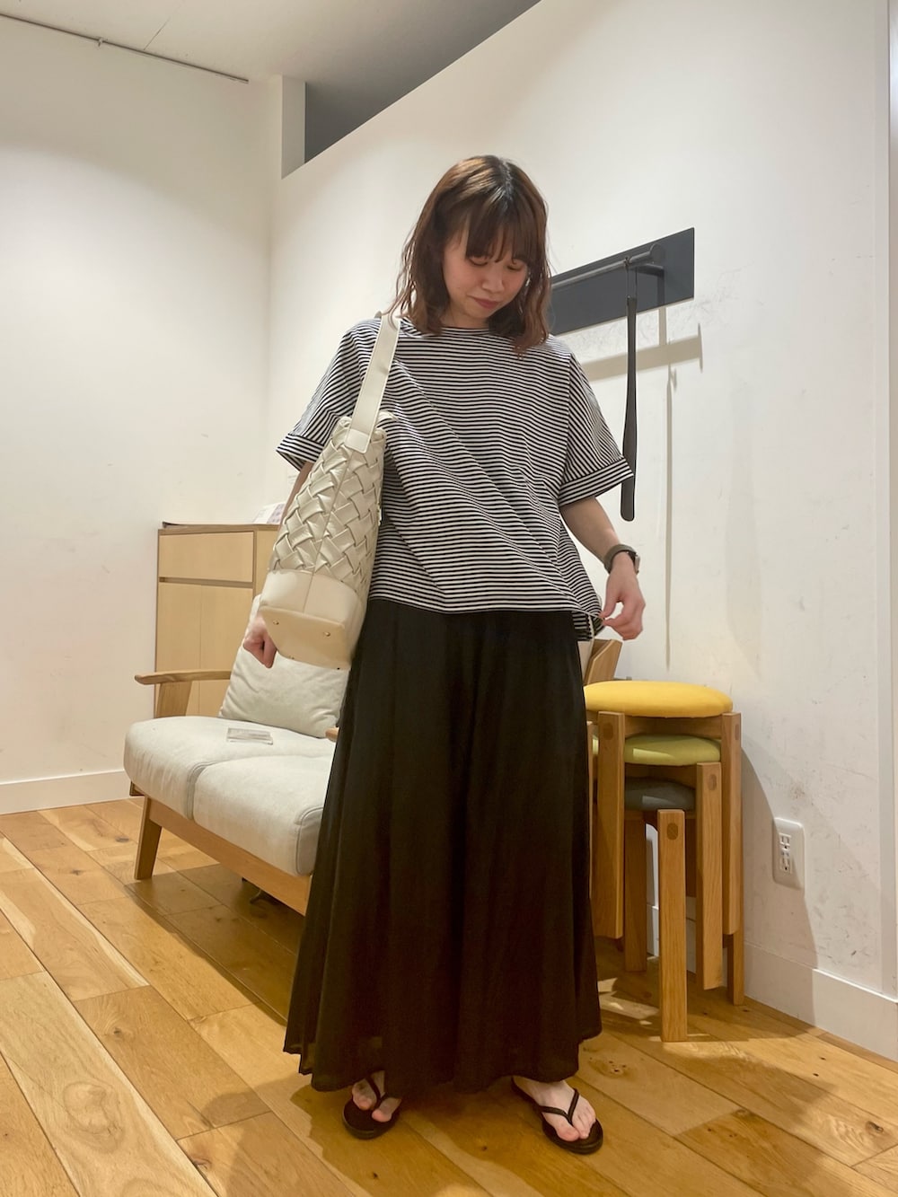 「URBAN RESEARCH DOORS、URBAN RESEARCH DOORS WOMENS、アーバンリサーチドアーズ、ボーダー、夏だ！Tシャツ着よう！、ワイドパンツ、イージーパンツ、きれいめカジュアル、夏コーデ、お出かけコーデ、休日スタイル、カジュアルコーデ、モノトーン、低身長コーデ、骨格ストレート」｜「URBAN RESEARCH DOORSの『臼田あさ美さん着用』『UR TECH』USAコットンロールスリーブTシャツ（Tシャツ/カットソー、ホワイト系）」を使った、ホンダ マユさん（レディース・152cm）の夏コーディネートの2枚目の写真