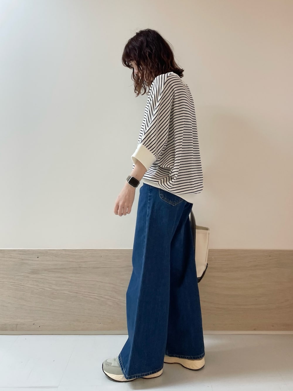 「URBAN RESEARCH DOORS、URBAN RESEARCH DOORS WOMENS、アーバンリサーチドアーズ、ボーダー、デニム、ワイドデニム、カジュアル、春夏コーデ、休日スタイル、お出かけコーデ、きれいめカジュアル、大人カジュアル、低身長、骨格ストレート、スポーツミックス」｜「URBAN RESEARCH DOORSのタックフライスワイドTシャツ（Tシャツ/カットソー、ホワイト系）」を使った、ホンダ マユさん（レディース・152cm）の春コーディネートの4枚目の写真