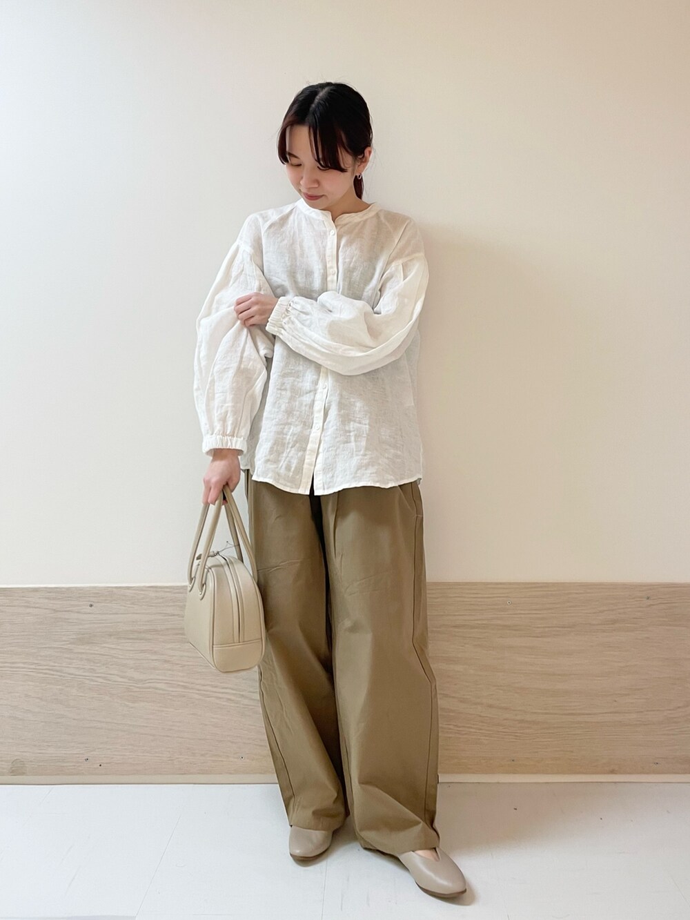 ホワイト系のシャツ/ブラウス、ベージュ系のボストンバッグ、ベージュ系のその他パンツを着用したレディースの春コーディネートの5枚目の写真