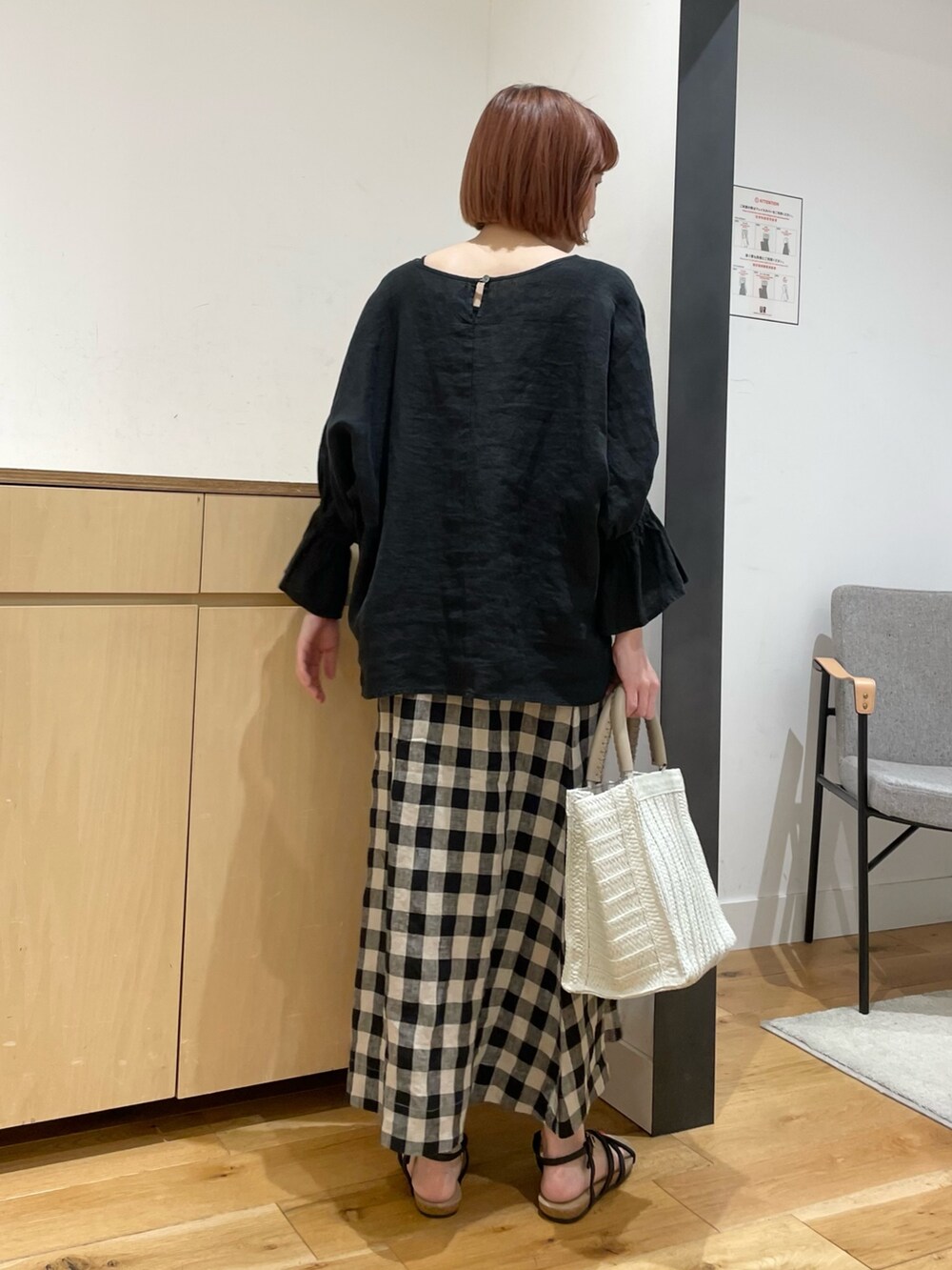 ブラック系のスカート、ベージュ系のトートバッグ、ブラック系のシャツ/ブラウスを着用したレディースの春コーディネートの7枚目の写真