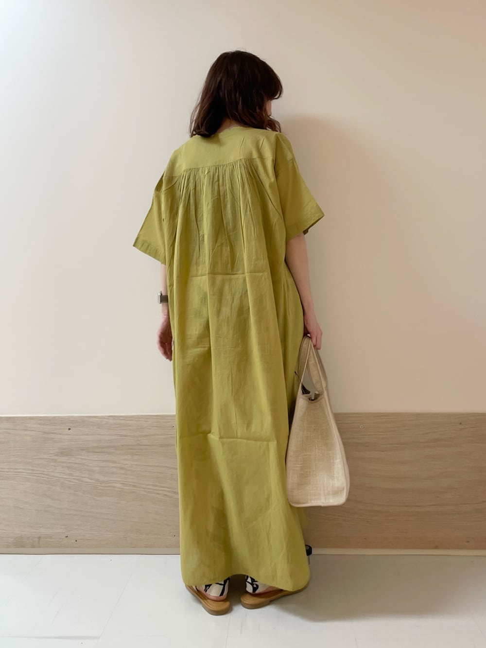 「URBAN RESEARCH DOORS、URBAN RESEARCH DOORS WOMENS、アーバンリサーチドアーズ、ワンピース、ギャザーワンピース、コットンボイル、黄色、イエローコーデ、春夏コーデ、お出かけコーデ、休日スタイル、低身長コーデ、骨格ストレート、きれいめカジュアル、シンプルコーデ」｜「URBAN RESEARCH DOORSのコットンボイルハーフスリーブワンピース（ワンピース、イエロー系）」を使った、ホンダ マユさん（レディース・152cm）の春コーディネートの6枚目の写真