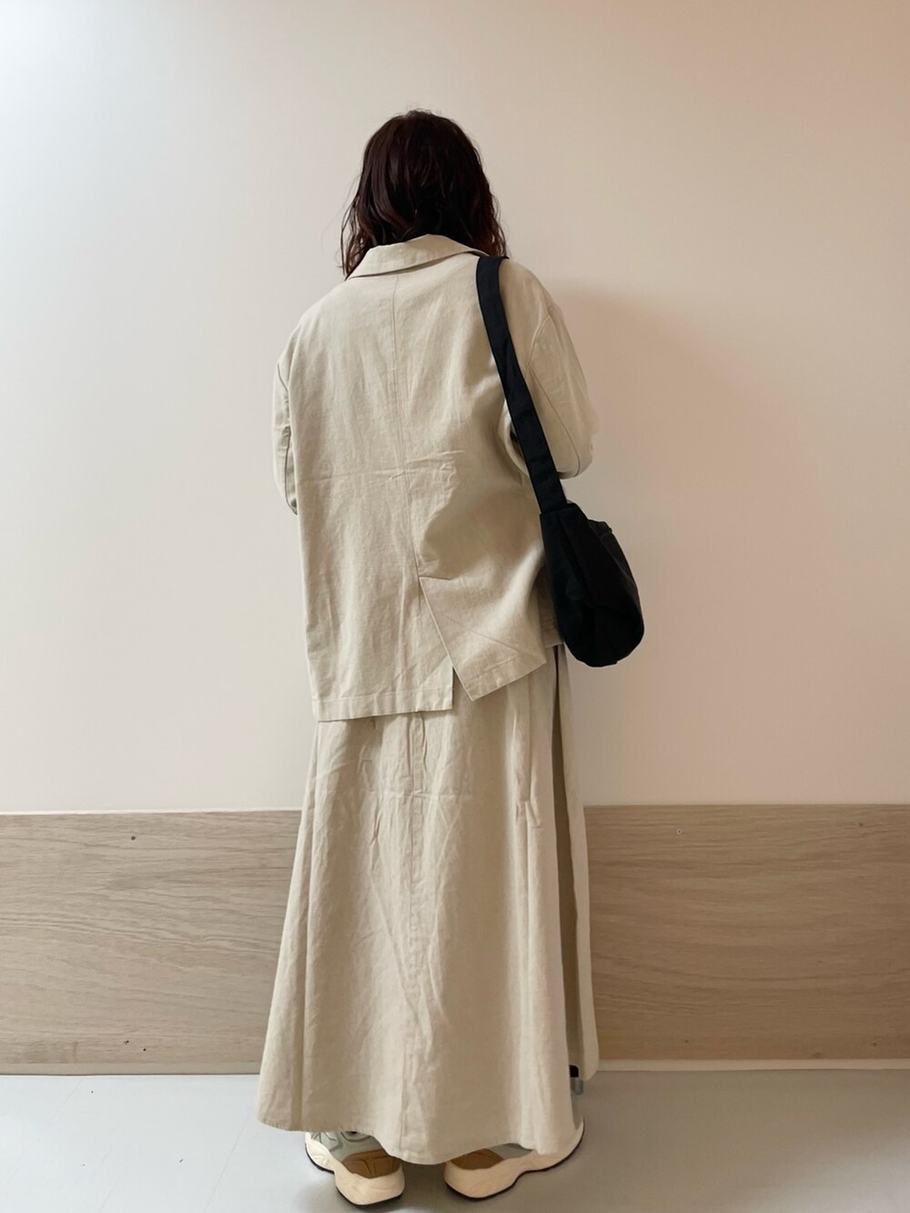 ホワイト系のスカート、ホワイト系のその他アウター、ブラウン系のTシャツ/カットソーを着用したレディースの春コーディネートの8枚目の写真