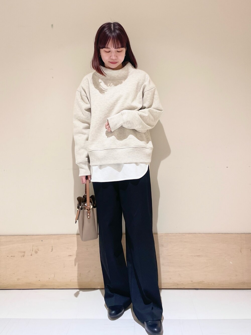 グレー系のTシャツ/カットソー、ホワイト系のTシャツ/カットソー、グレー系のその他パンツを着用したレディースの冬コーディネートの2枚目の写真