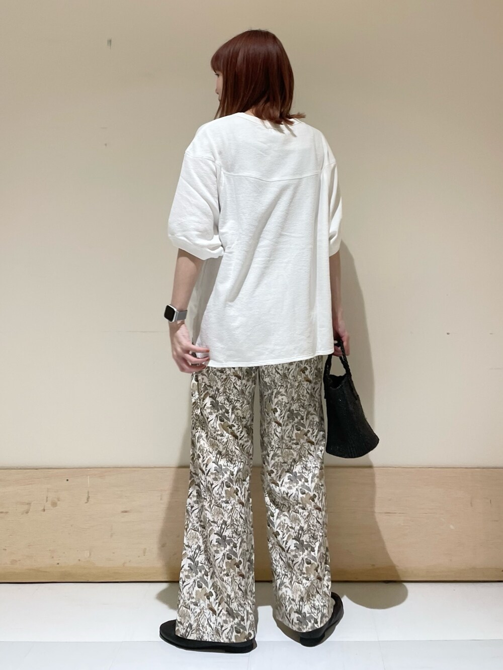 ホワイト系のTシャツ/カットソー、ホワイト系のその他パンツ、ブラック系のバレエシューズを着用したレディースの春コーディネートの5枚目の写真