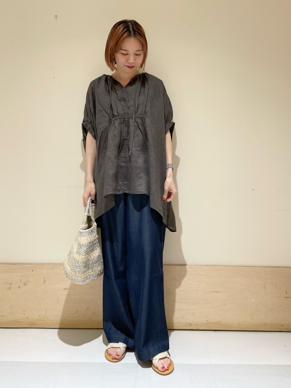 ブルー系のその他パンツ、ホワイト系のハンドバッグ、ホワイト系のサンダルを着用したレディースの夏コーディネートの2枚目の写真