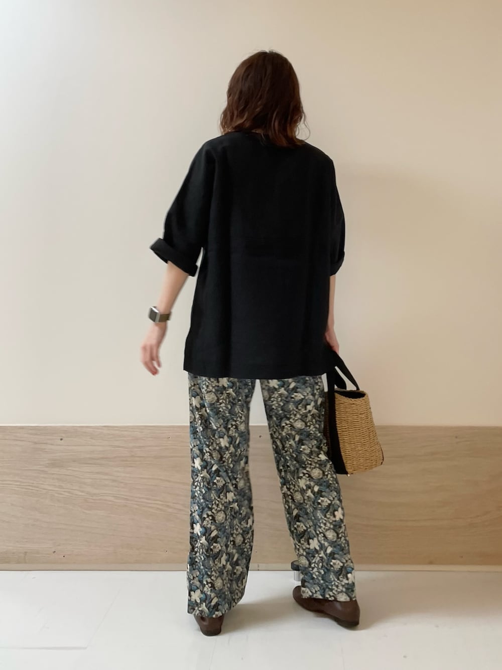 「URBAN RESEARCH DOORS、URBAN RESEARCH DOORS WOMENS、アーバンリサーチドアーズ、リネン、リネンブラウス、花柄、花柄パンツ、イージーパンツ、きれいめカジュアル、シンプルコーデ、春夏コーデ、お出かけコーデ、休日スタイル、骨格ストレート、低身長コーデ」｜「FORK&SPOONのFORK&SPOON　リネン混ショートスリーブプルオーバー（Tシャツ/カットソー、ブラック系）」を使った、ホンダ マユさん（レディース・152cm）の春コーディネートの7枚目の写真