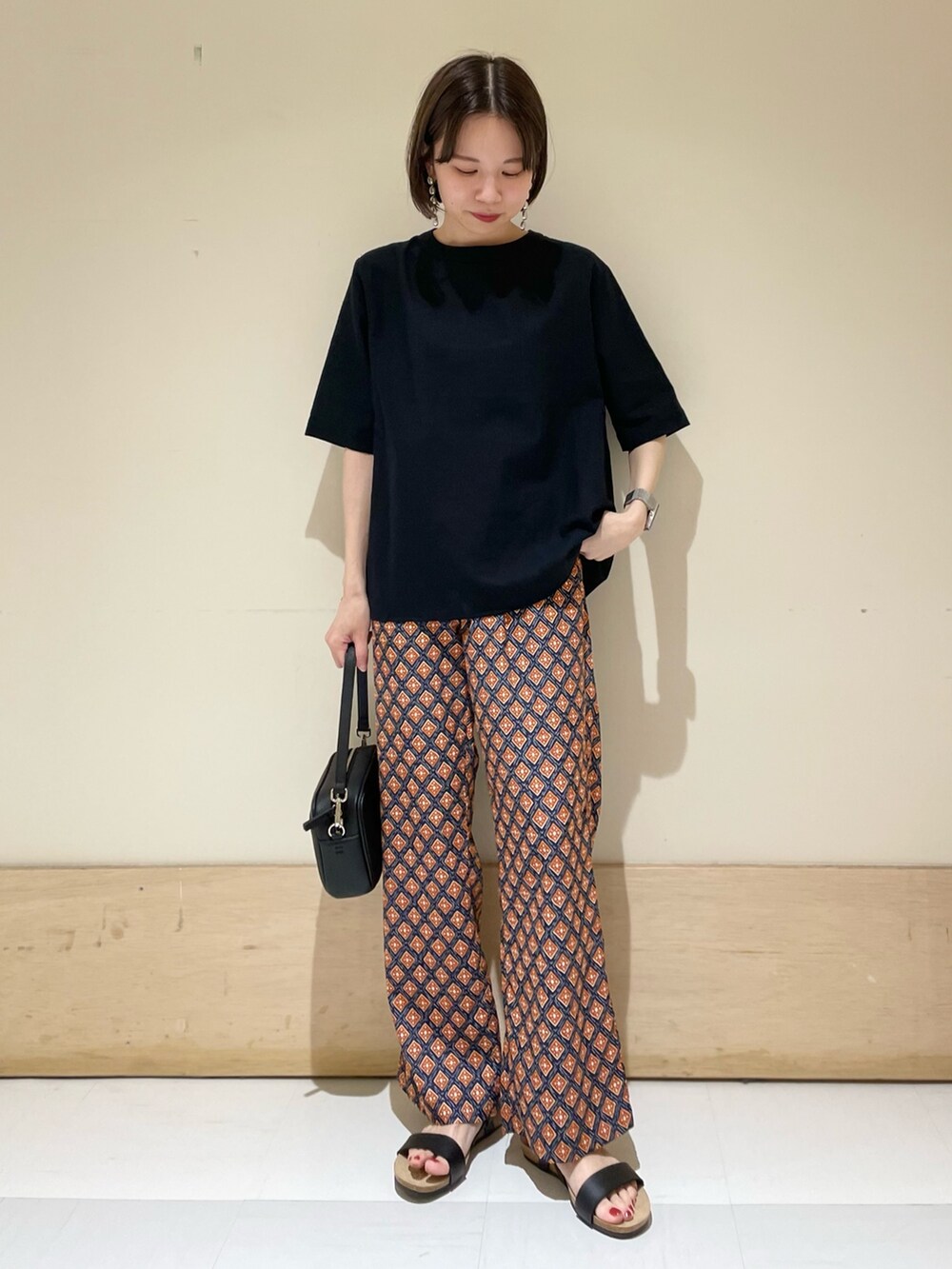 ブラック系のサンダル、ブラック系のショルダーバッグ、ブルー系のその他パンツを着用したレディースの夏コーディネートの3枚目の写真