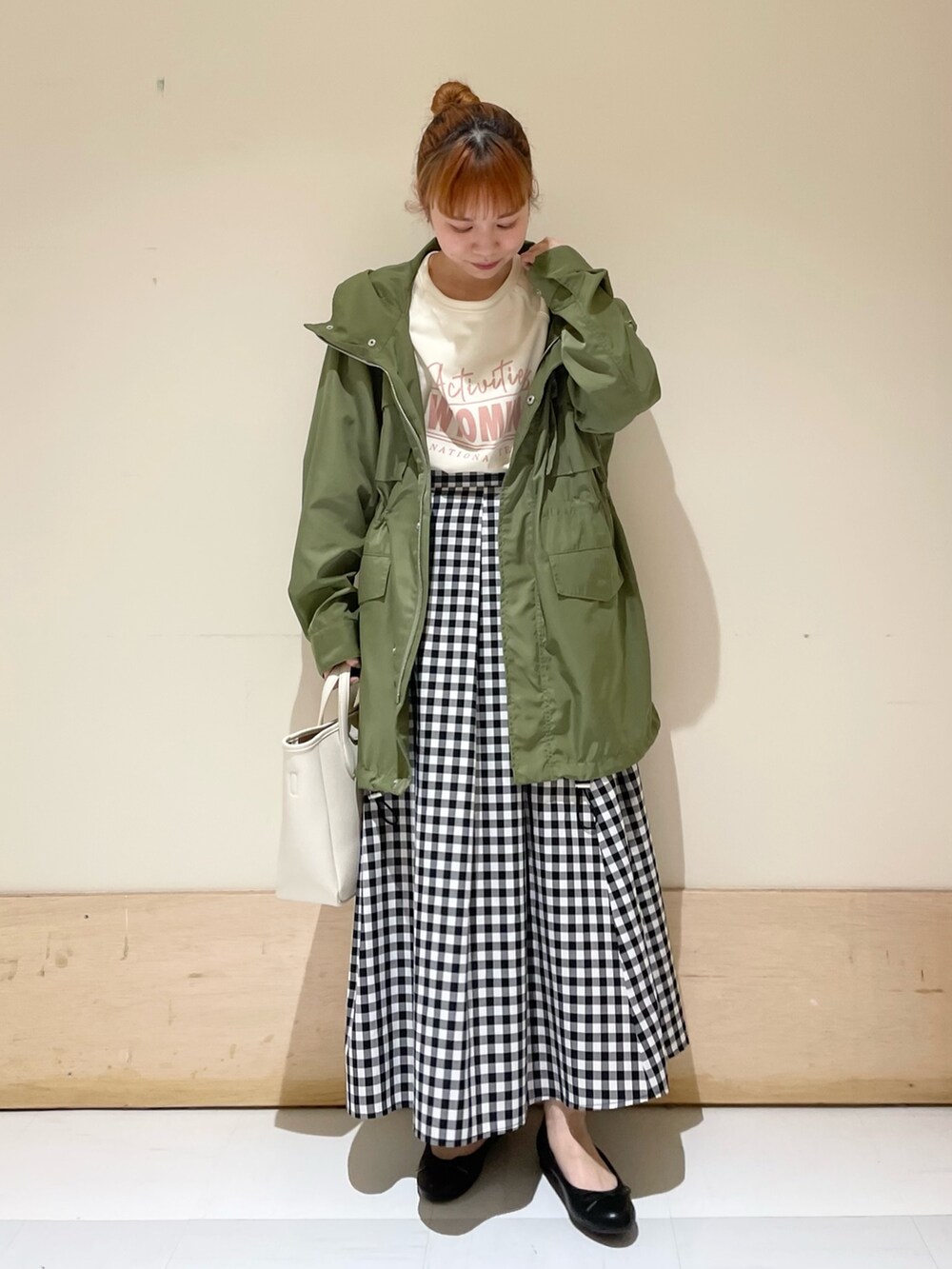 ホワイト系のTシャツ/カットソー、グリーン系のその他アウター、ホワイト系のトートバッグを着用したレディースの春コーディネートの3枚目の写真