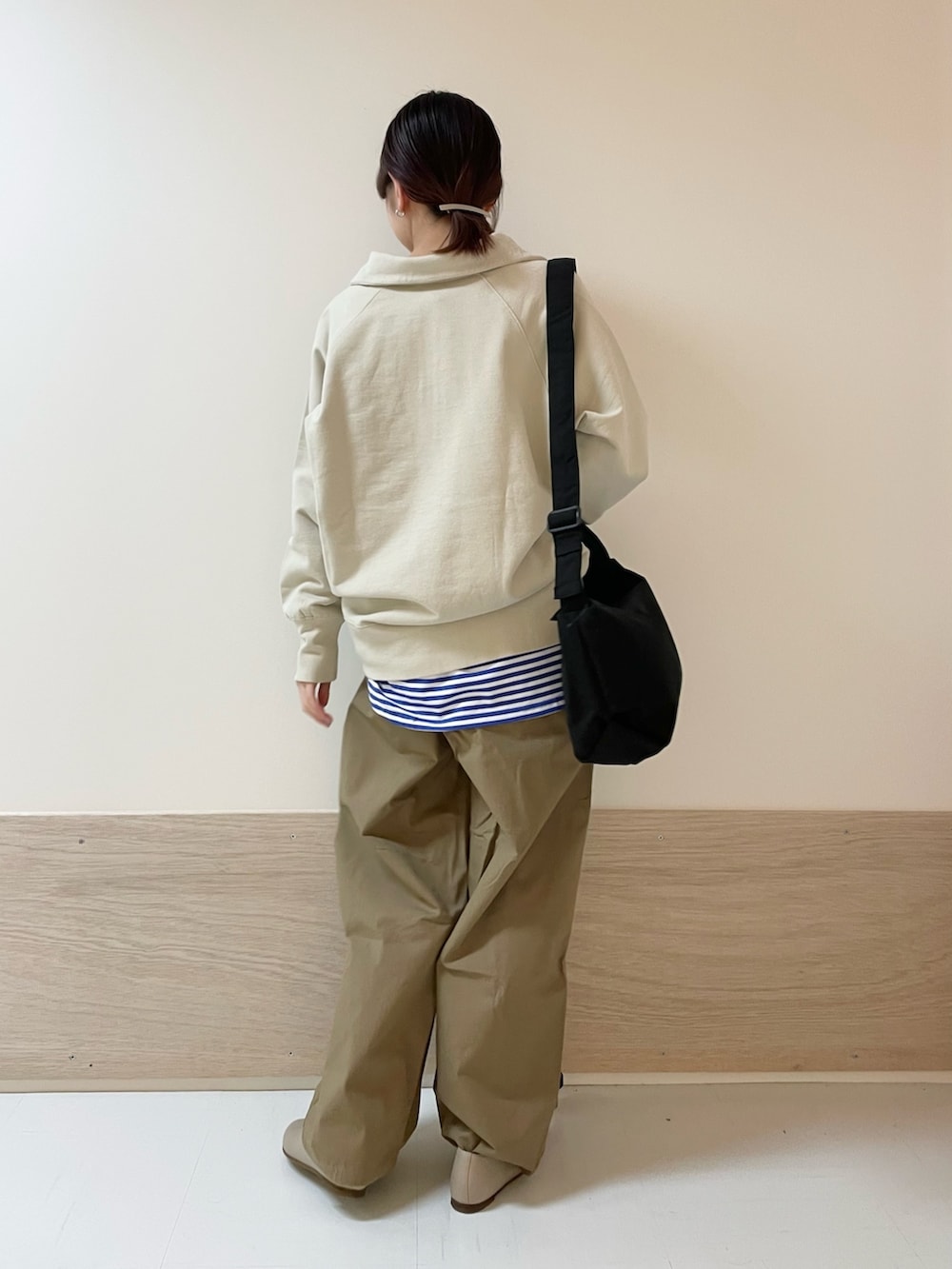 ブルー系のTシャツ/カットソー、ベージュ系のTシャツ/カットソー、ブラック系のショルダーバッグを着用したレディースの春コーディネートの7枚目の写真