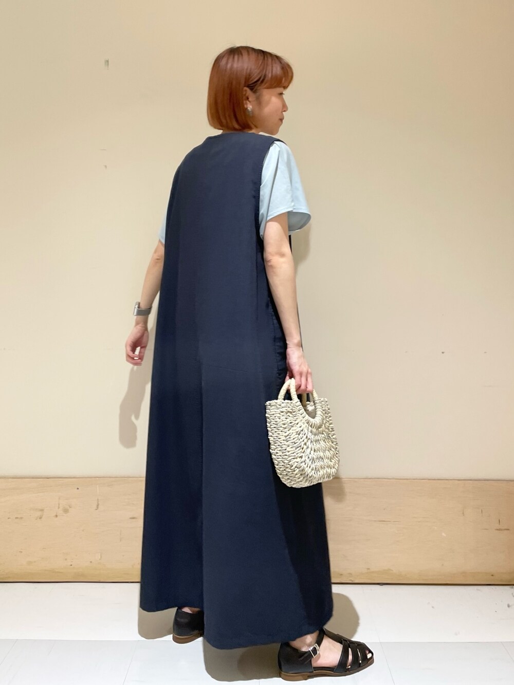 ブルー系のTシャツ/カットソー、ブルー系のワンピース、グレー系のかごバッグを着用したレディースの春コーディネートの4枚目の写真