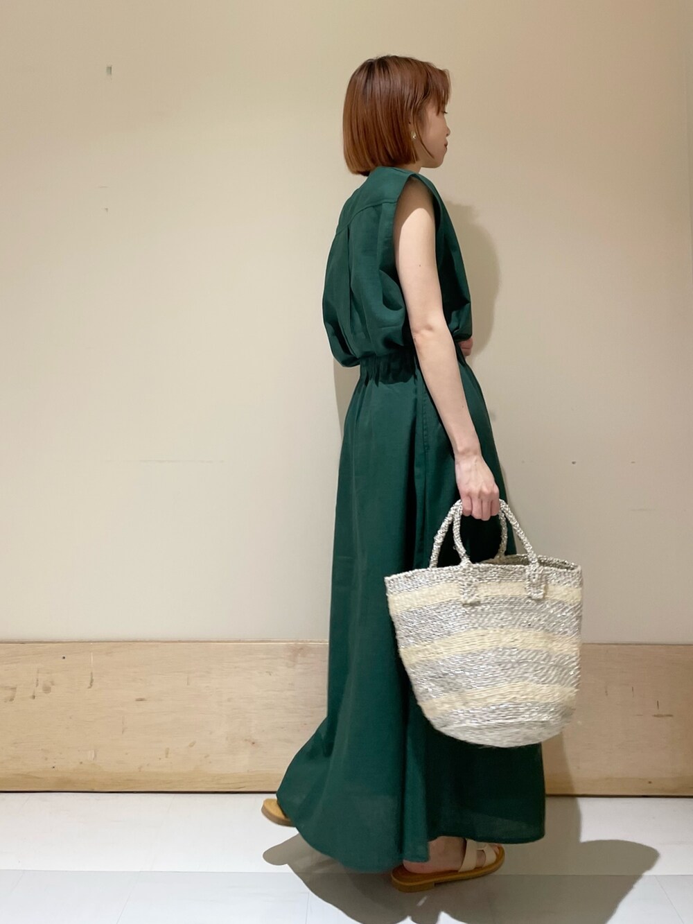 グリーン系のスカート、グリーン系のシャツ/ブラウス、ホワイト系のサンダルを着用したレディースの夏コーディネートの6枚目の写真