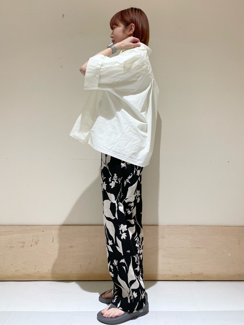 ブラック系のその他パンツ、グレー系のサンダル、ベージュ系のショルダーバッグを着用したレディースの春コーディネートの5枚目の写真