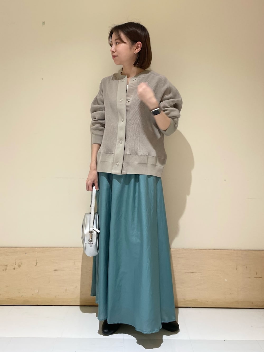 ブラック系のパンプス、シルバー系のショルダーバッグ、グレー系のカーディガン/ボレロを着用したレディースの夏コーディネートの2枚目の写真