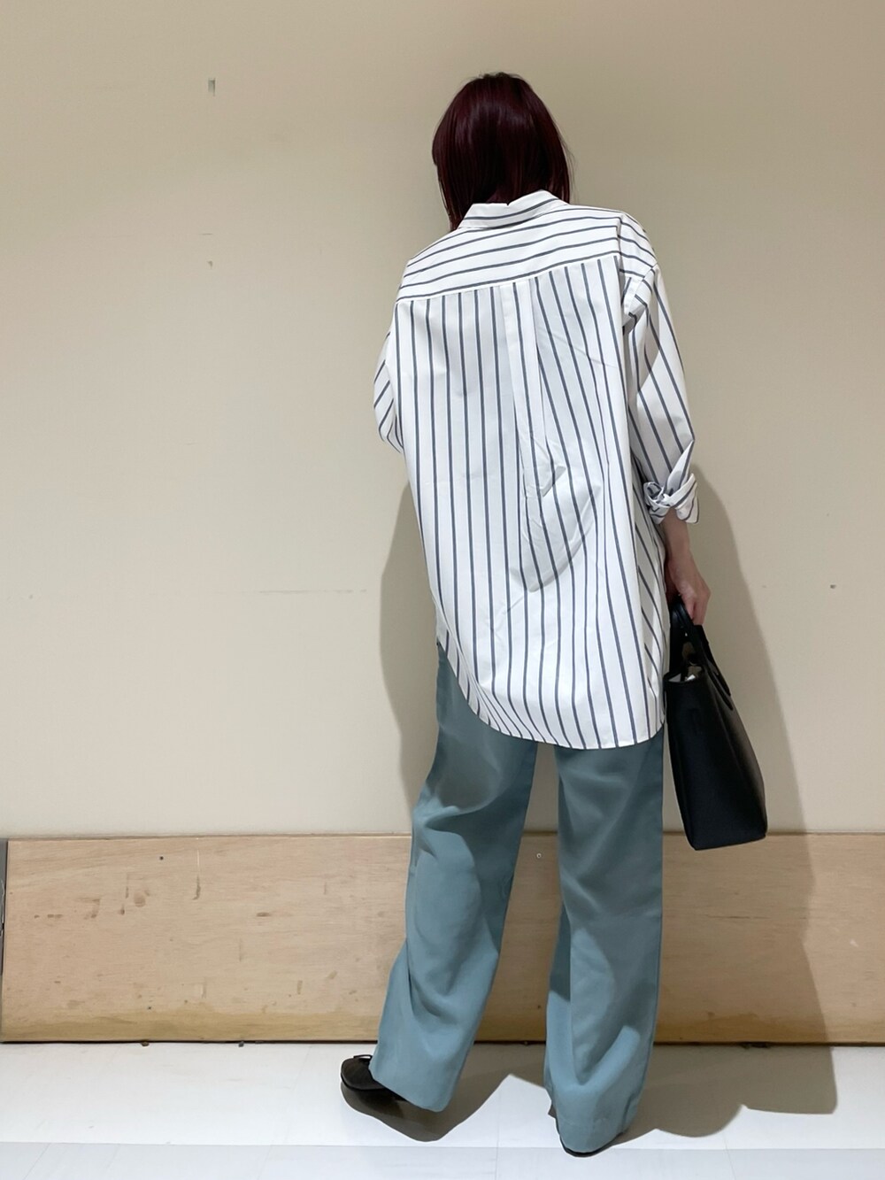 グリーン系のその他パンツ、ブルー系のTシャツ/カットソー、ブラック系のトートバッグを着用したレディースの春コーディネートの6枚目の写真