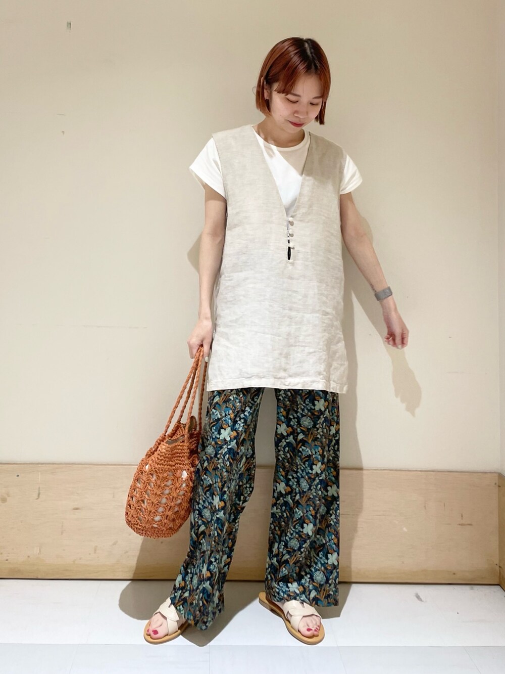 ブルー系のその他パンツ、ブラウン系のかごバッグ、ホワイト系のTシャツ/カットソーを着用したレディースの春コーディネートの4枚目の写真