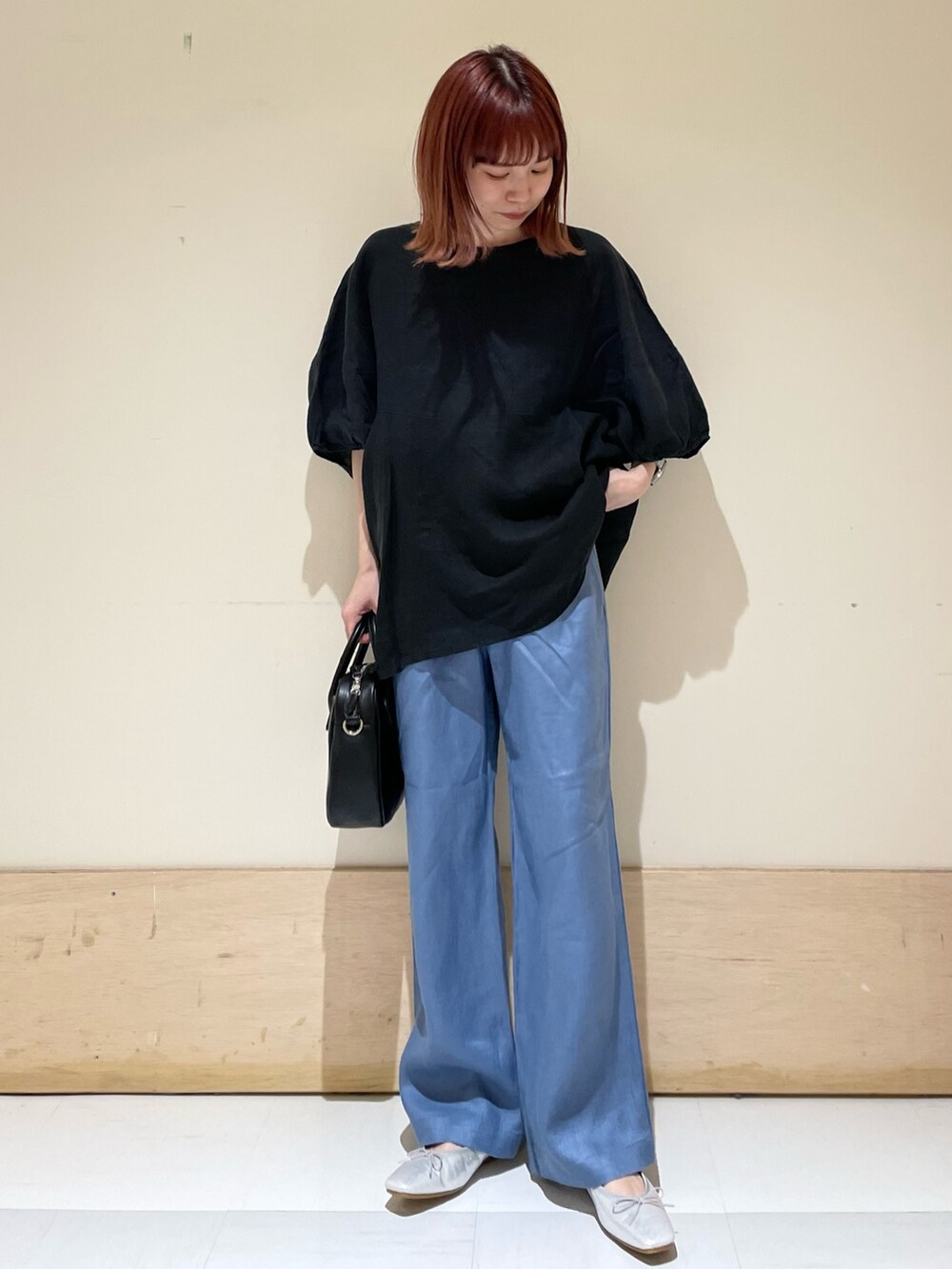 ブルー系のその他パンツ、ブラック系のシャツ/ブラウス、シルバー系のバレエシューズを着用したレディースの春コーディネートの2枚目の写真