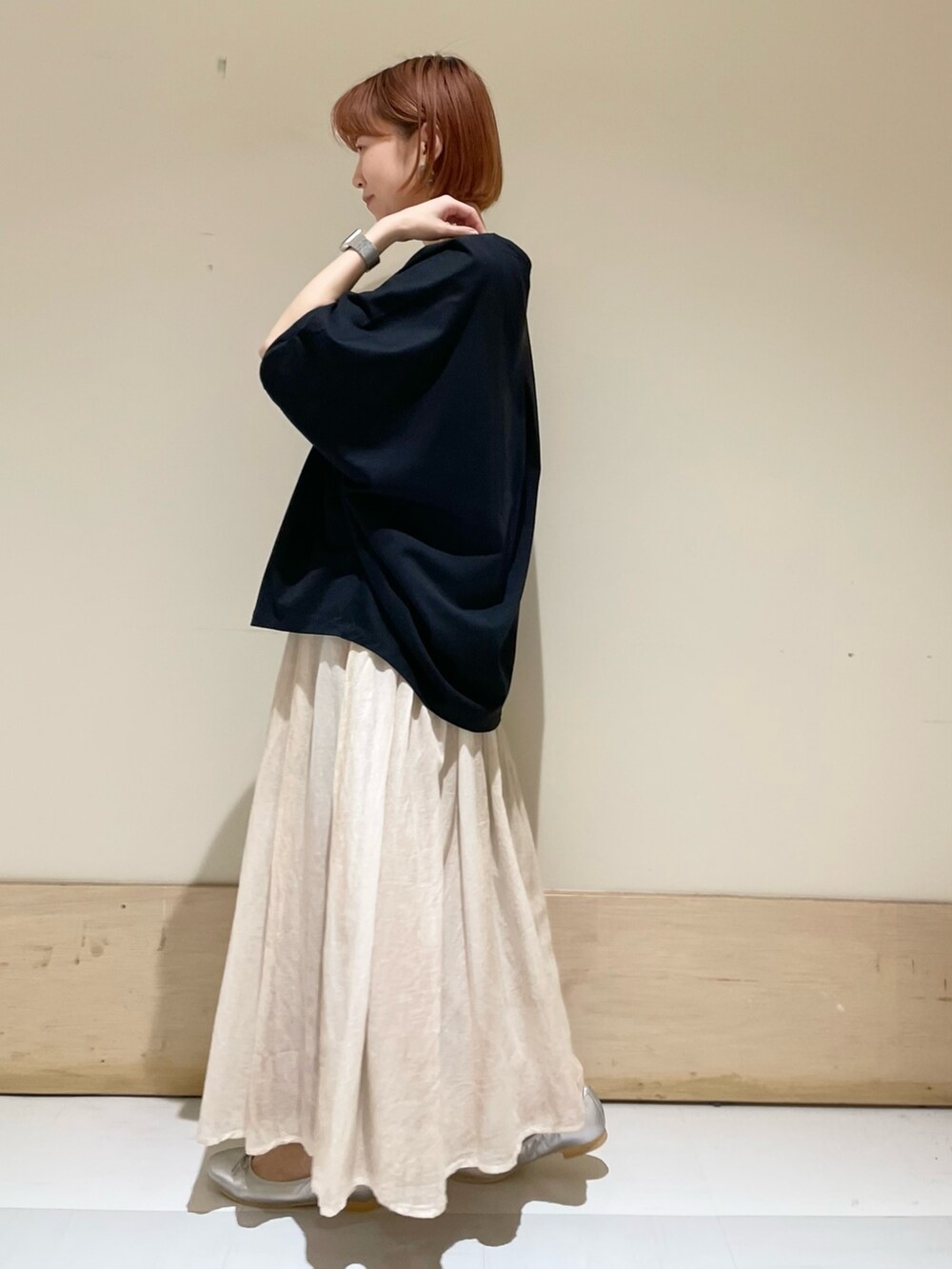 グレー系のかごバッグ、シルバー系のバレエシューズ、ブラック系のTシャツ/カットソーを着用したレディースの春コーディネートの7枚目の写真
