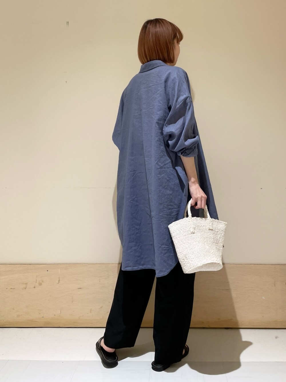「URBAN RESEARCH DOORS、URBAN RESEARCH DOORS WOMENS、アーバンリサーチドアーズ、ビッグシャツ、シャツスタイル、コンビネゾン、セットアップ、ジャンプスーツ、シンプルコーデ、初夏コーデ、春夏コーデ、休日スタイル、楽チンコーデ、大人カジュアル、お出かけコーデ」|「URBAN RESEARCH DOORSのフレンチスリーブコンビネゾン(サロペット/オーバーオール、ブラック系)」を使った、ホンダ マユさん(レディース・152cm)の春コーディネートの7枚目の写真
