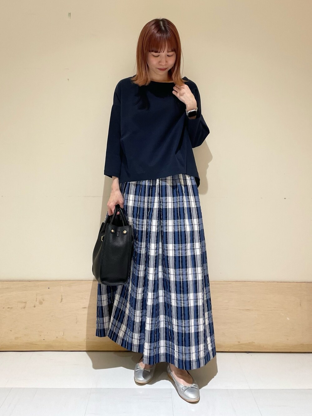 「URBAN RESEARCH DOORS、URBAN RESEARCH DOORS WOMENS、アーバンリサーチドアーズ、チェック、チェックスカート、サッカー、休日コーデ、休日スタイル、シンプルコーデ、ビッグシルエット、きれいめカジュアル、大人カジュアル、低身長コーデ、低身長、骨格ウェーブ」|「URBAN RESEARCH DOORSのコットンバックタック7分袖プルオーバー(Tシャツ/カットソー、ブルー系)」を使った、ホンダ マユさん(レディース・152cm)の春コーディネートの3枚目の写真