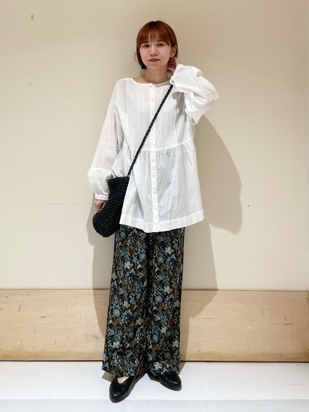 ホワイト系のTシャツ/カットソー、ブラック系のショルダーバッグ、ブルー系のその他パンツを着用したレディースの春コーディネートの3枚目の写真