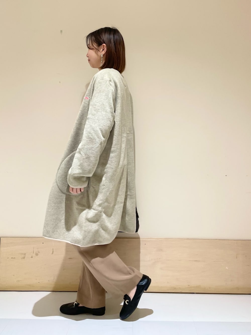 ブラック系のショルダーバッグ、ベージュ系のその他パンツ、ブラック系のローファーを着用したレディースの秋コーディネートの4枚目の写真