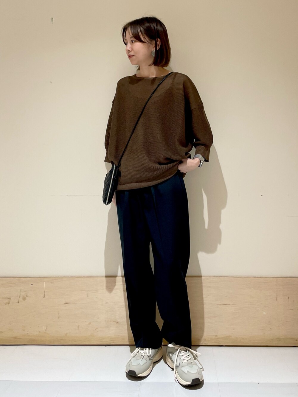 グレー系のスニーカー、ブルー系のその他パンツ、ブラウン系のニット/セーターを着用したレディースの夏コーディネートの3枚目の写真