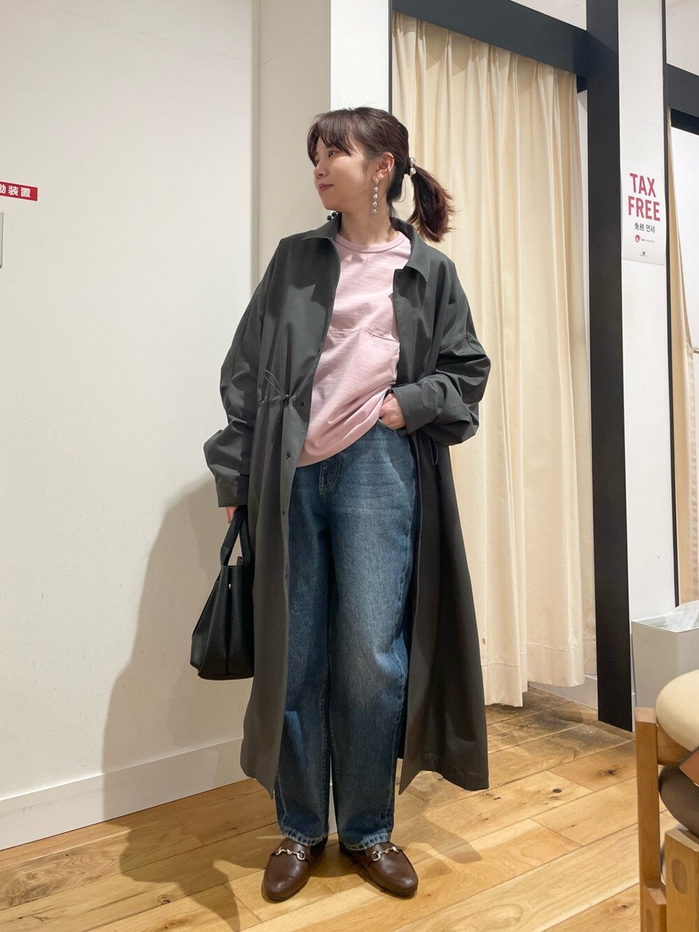 「URBAN RESEARCH DOORS、URBAN RESEARCH DOORS WOMENS、EKAL、春コーデ、春アウター、ピンク、デニム、ステンカラーコート、お出かけコーデ、休日スタイル、スポーツミックス、デートコーデ、低身長コーデ、低身長、骨格ストレート」｜「EKALのスプリットドルマンカットソー（Tシャツ/カットソー、ピンク系）」を使った、ホンダ マユさん（レディース・152cm）の春コーディネートの3枚目の写真