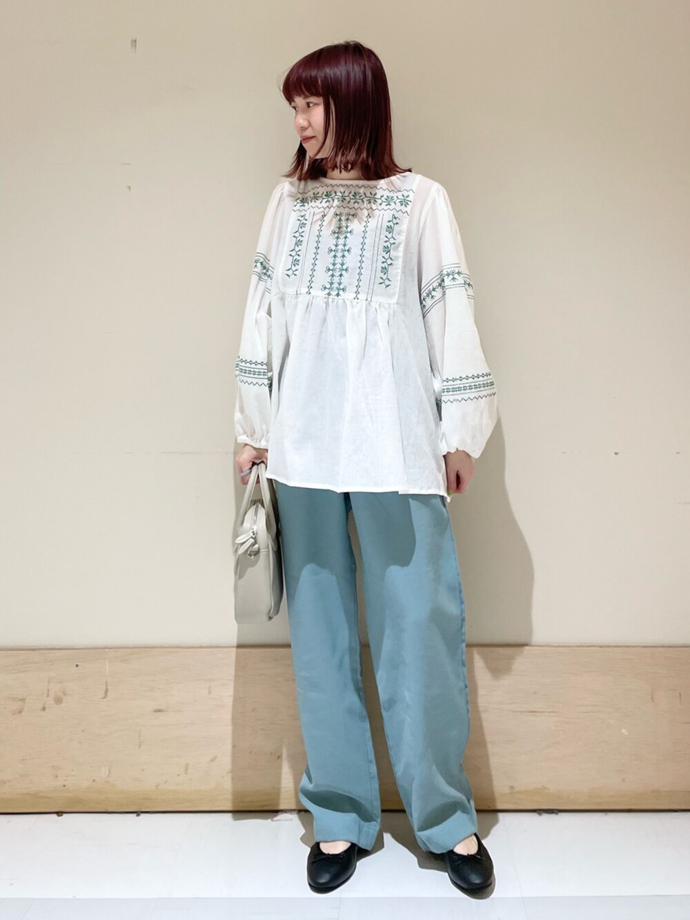 ホワイト系のシャツ/ブラウス、ベージュ系のショルダーバッグ、グリーン系のその他パンツを着用したレディースの春コーディネートの2枚目の写真