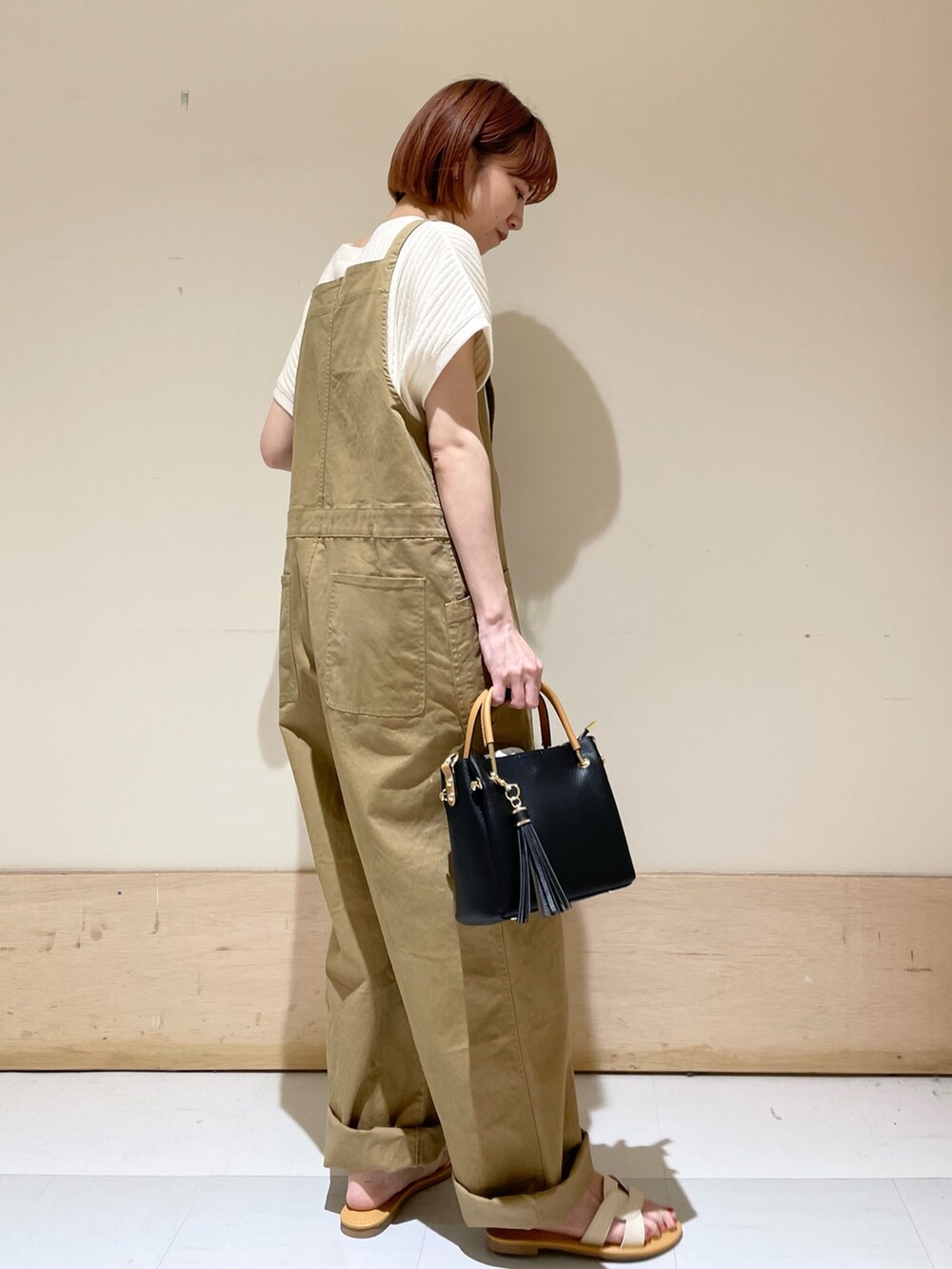「URBAN RESEARCH DOORS、URBAN RESEARCH DOORS WOMENS、アーバンリサーチドアーズ、EKAL、サロペット、カジュアルコーデ、アウトドアスタイル、お出かけコーデ日記、春夏コーデ、初夏コーデ、休日スタイル、低身長、低身長コーデ、骨格ウェーブ、大人カジュアル」｜「EKALのエンジョイポケットサロペット（サロペット/オーバーオール、ベージュ系）」を使った、ホンダ マユさん（レディース・152cm）の春コーディネートの4枚目の写真