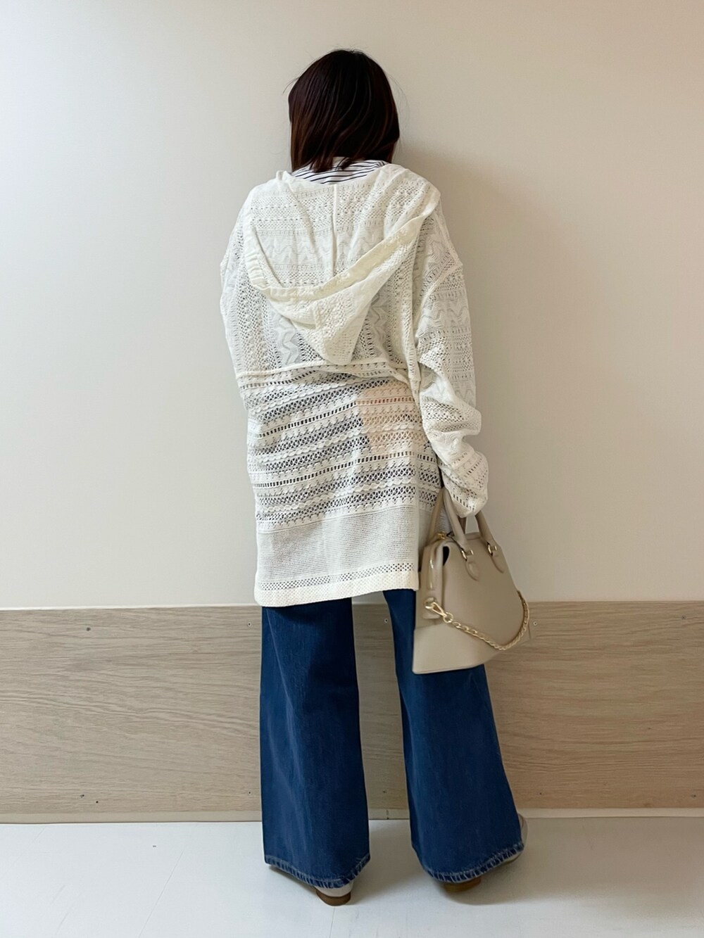 ホワイト系のTシャツ/カットソー、ブルー系のTシャツ/カットソー、ブルー系のその他パンツを着用したレディースの春コーディネートの7枚目の写真