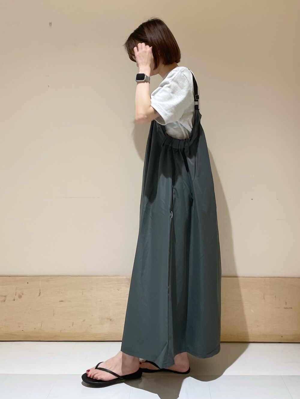 グレー系のワンピース、ブラック系のサンダル、ブルー系のハンドバッグを着用したレディースの夏コーディネートの4枚目の写真