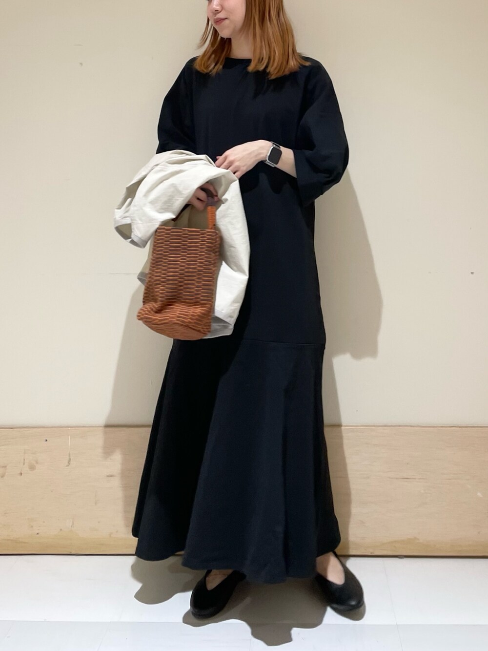 ブラック系のワンピース、ブラウン系のショルダーバッグ、グレー系のノーカラージャケットを着用したレディースの春コーディネートの2枚目の写真