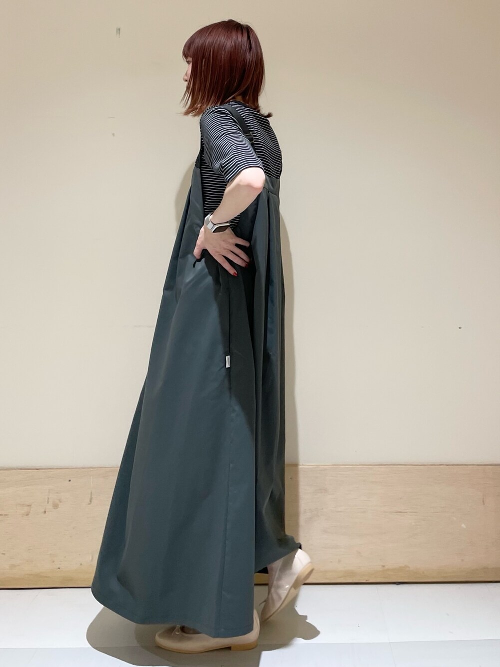 ベージュ系のショルダーバッグ、ピンク系のバレエシューズ、ホワイト系のTシャツ/カットソーを着用したレディースの春コーディネートの6枚目の写真