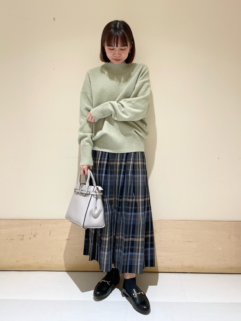 「URBAN RESEARCH DOORS、URBAN RESEARCH DOORS WOMENS、アーバンリサーチドアーズ、ミントグリーン、ミントカラー、もちもちニット、ハイネック、ハイネックニット、チェック、チェックスカート、プリーツスカート、ロングスカート、冬コーデ、休日スタイル、お出かけコーデ」｜「URBAN RESEARCH DOORSの『佐藤栞里さん着用』『WEB/一部店舗限定カラー』カラーチェックプリーツスカート（スカート、グレー系）」を使った、ホンダ マユさん（レディース・152cm）の冬コーディネートの2枚目の写真