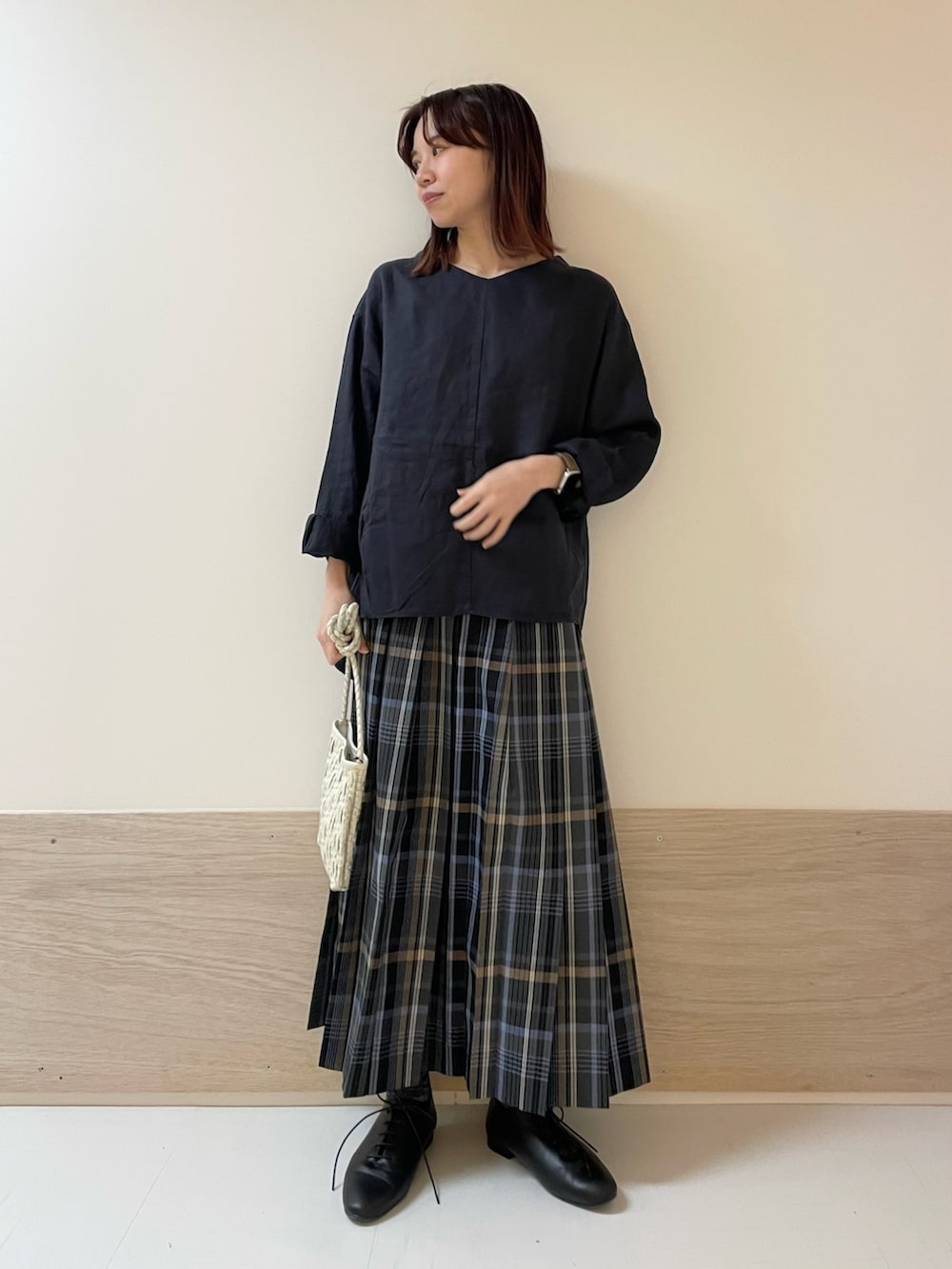 ブルー系のTシャツ/カットソー、ブラック系のその他シューズ、グレー系のスカートを着用したレディースの春コーディネートの2枚目の写真