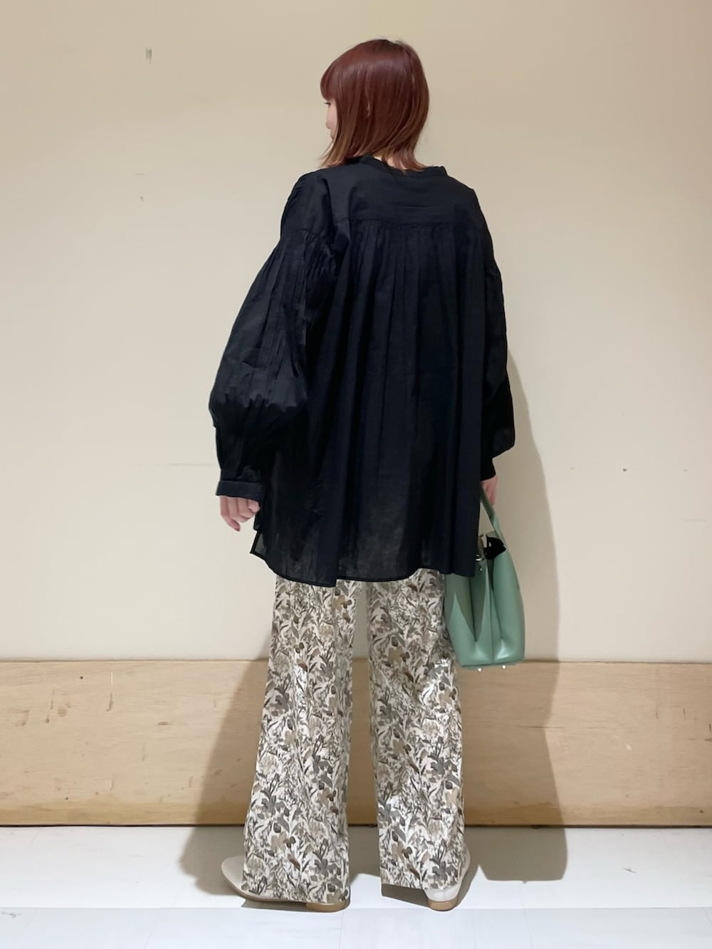 ブラック系のシャツ/ブラウス、ホワイト系のその他パンツ、ホワイト系のバレエシューズを着用したレディースの春コーディネートの6枚目の写真