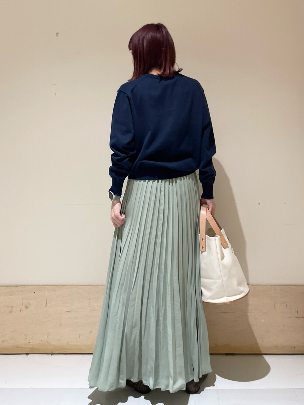 ブルー系のカーディガン/ボレロ、ブラウン系のパンプス、ホワイト系のトートバッグを着用したレディースの春コーディネートの5枚目の写真