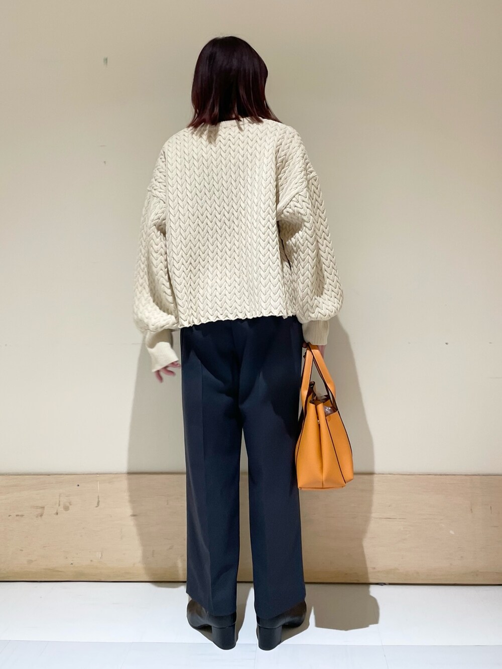 ベージュ系のニット/セーター、グレー系のその他パンツを着用したレディースの冬コーディネートの6枚目の写真