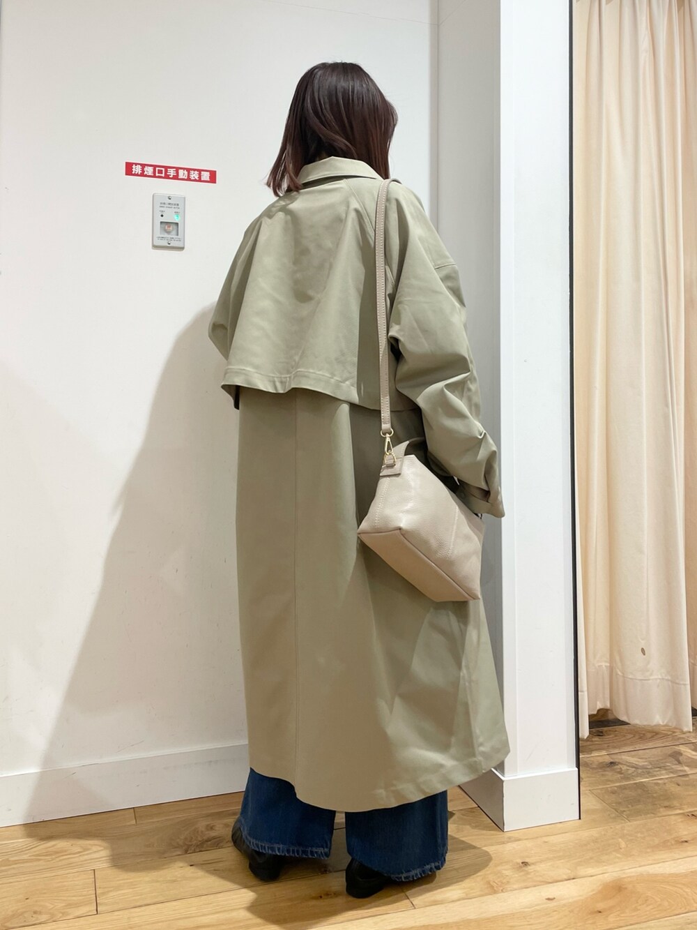 「URBAN RESEARCH DOORS、URBAN RESEARCH DOORS WOMENS、アーバンリサーチドアーズ、EKAL、ステンカラーコート、ブラウス、ブラウス×デニム、LEE、きれいめカジュアル、低身長、骨格ストレート、デートコーデ、ショルダーバッグ、シンプルコーデ、春色」｜「EKALの撥水ステンカラーコート（ステンカラーコート、グリーン系）」を使った、ホンダ マユさん（レディース・152cm）の冬コーディネートの6枚目の写真