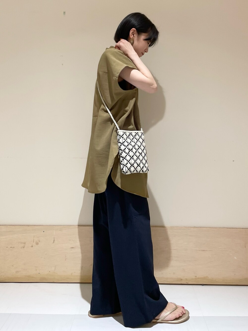 「URBAN RESEARCH DOORS、URBAN RESEARCH DOORS WOMENS、アーバンリサーチドアーズ、ビッグシルエット、ビッグシャツ、お出かけコーデ、きれいめカジュアル、夏コーデ、休日スタイル、春夏コーデ、サコッシュ、低身長、低身長コーデ、オトナカジュアル、骨格ウェーブ」|「URBAN RESEARCH DOORSのレーヨンコットンイージーパンツ(その他パンツ、ブルー系)」を使った、ホンダ マユさん(レディース・152cm)の夏コーディネートの4枚目の写真