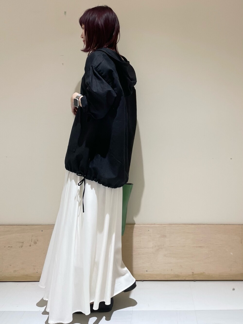 ブラック系のパーカー、ブラック系のバレエシューズ、ホワイト系のスカートを着用したレディースの春コーディネートの4枚目の写真