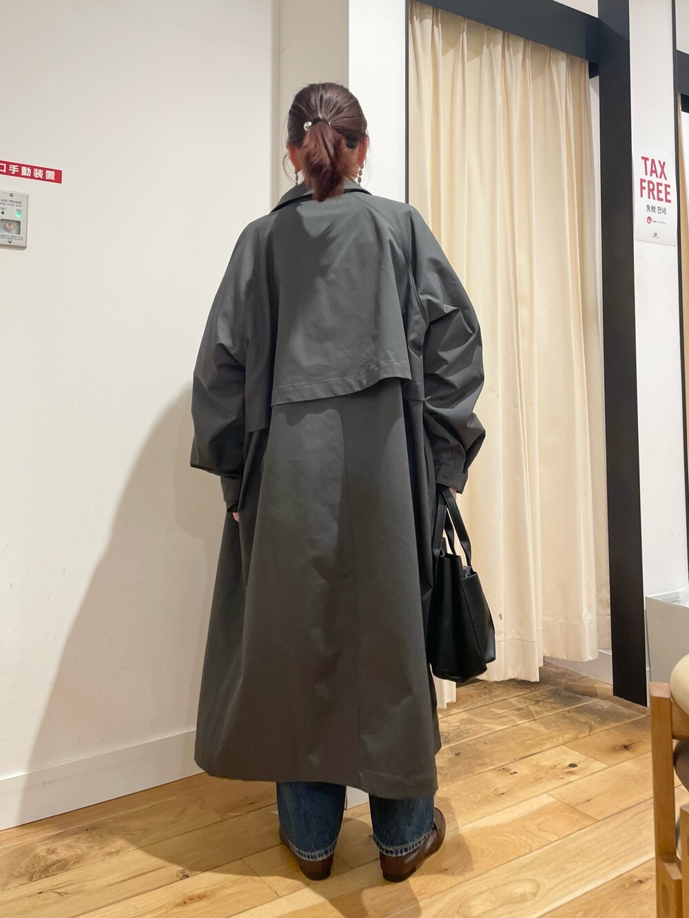 「URBAN RESEARCH DOORS、URBAN RESEARCH DOORS WOMENS、EKAL、春コーデ、春アウター、ピンク、デニム、ステンカラーコート、お出かけコーデ、休日スタイル、スポーツミックス、デートコーデ、低身長コーデ、低身長、骨格ストレート」｜「EKALのスプリットドルマンカットソー（Tシャツ/カットソー、ピンク系）」を使った、ホンダ マユさん（レディース・152cm）の春コーディネートの5枚目の写真