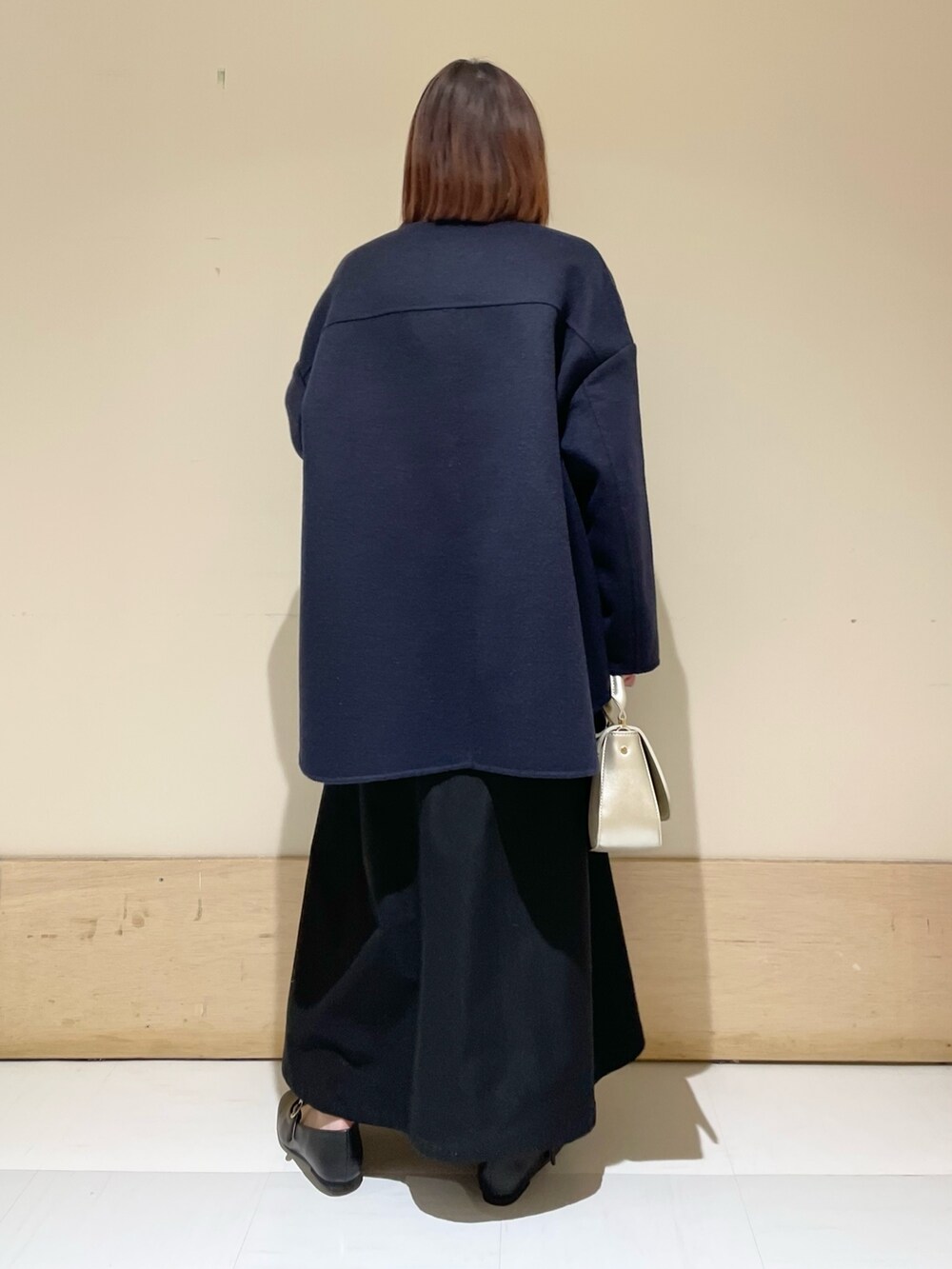 「URBAN RESEARCH DOORS、URBAN RESEARCH DOORS WOMENS、アーバンリサーチドアーズ、ノーカラーコート、ミドルコート、ブルー、カラーニット、休日スタイル、お出かけコーデ、きれいめカジュアル、マイベストコーデ2023、ロングスカート、骨格ストレート、シンプルスタイル、低身長」|「FORK&SPOONのFORK&SPOON ウールアセテートタートルネックニット(ニット/セーター、ブルー系)」を使った、ホンダ マユさん(レディース・152cm)の冬コーディネートの7枚目の写真